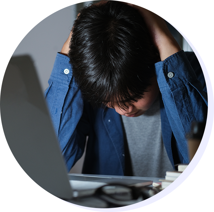 努力が報われずパソコンの前でモチベーションが低下している男性のイメージ画像